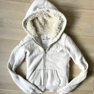 Vintage hollister zipup hoodie med päls! - Fraktar eller möts upp! Har en fläck vid armen och vid dragkedjan, skriv för fler bilder💗