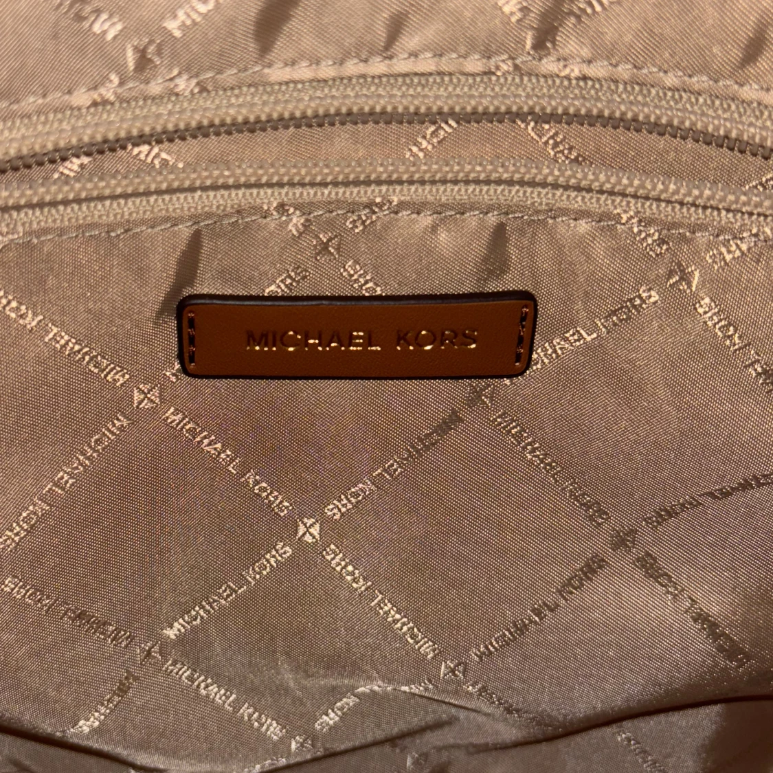 Beige/brun axelväska från Michael Kors - 91