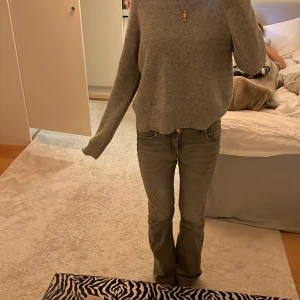Grå jeans - Säljer ett par grå jeans från Kappahl med fin passform. 