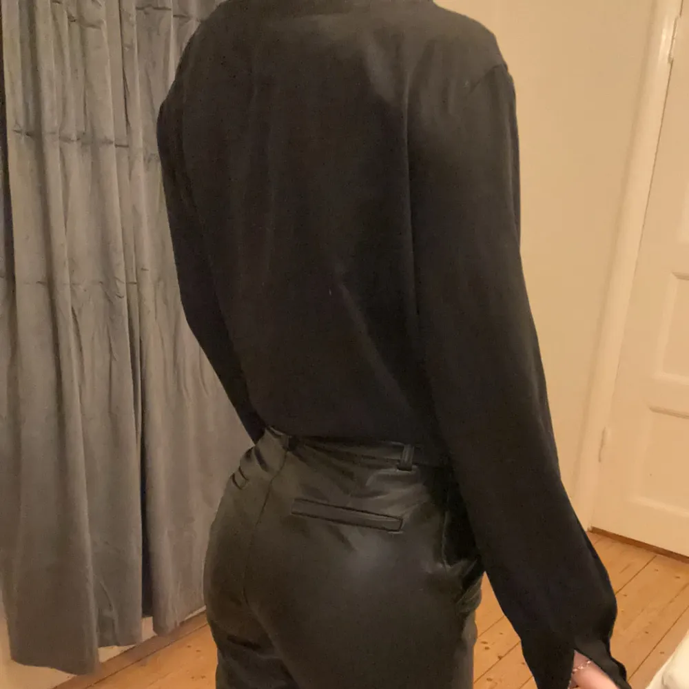 Skjorta/blus från lager 157 i storlek xs/s. Snörning i midjan som går att dra åt . Paidat.