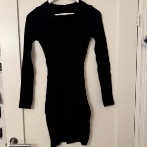 Svart klänning från Even&Odd - Snygg och stilren tight svart klänning från Even&Odd med krage och ribbad design. Klänningen går ner till strax ovanför knäna, endast använd en gång.🖤 Nypris: 299kr