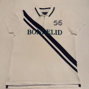 Bondelid piké - Säljer denna stiliga bondelid pikén för ett väldigt bra pris. Tröjan är i riktigt fint skick. Vid minsta fundering eller fråga är det bara att höra av sig?