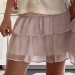Ljusrosa volangkjol - Söt ljusrosa kortkjol med volanger. Perfekt för en somrig look! Kjolen är köpt från vero moda för några år sen och säljs inte längre💗Använt kjolen max 3 gånger så därför jag säljer🥰🩷 Skriv om du har frågor!!🩷🩷