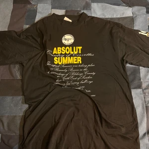 Svart t-shirt med tryck från Made in USA - Cool svart t-shirt med tryck 'Absolut Summer' och 'Exclusive Cars' i gult och vitt. Perfekt för bilentusiaster med intresse för Corvettes. Kortärmad och bekväm passform.