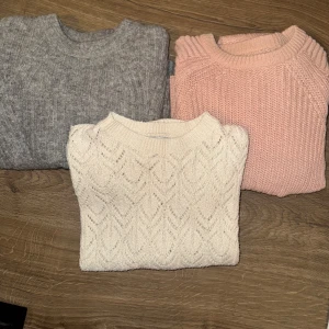 Tre stickade tröjor i olika färger - Säljer tre stickade tröjor i grått, rosa och en vit.