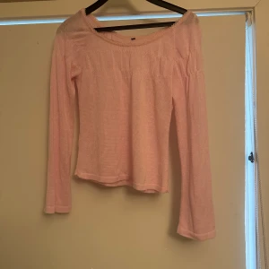 Rosa långärmad topp - Säljer en söt rosa långärmad topp med rund halsringning. Perfekt för en avslappnad stil och kan enkelt matchas med jeans eller kjol. Toppen har en mjuk och bekväm passform. Säljer då den tyvärr inte passar mig längre.❤️ 