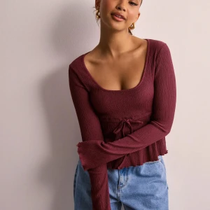 Vinröd ribbad topp - Vinröd topp från Nelly. Använd enstaka gånger. Strl S. Skriv för fler bilder. Slutsåld p sidan 