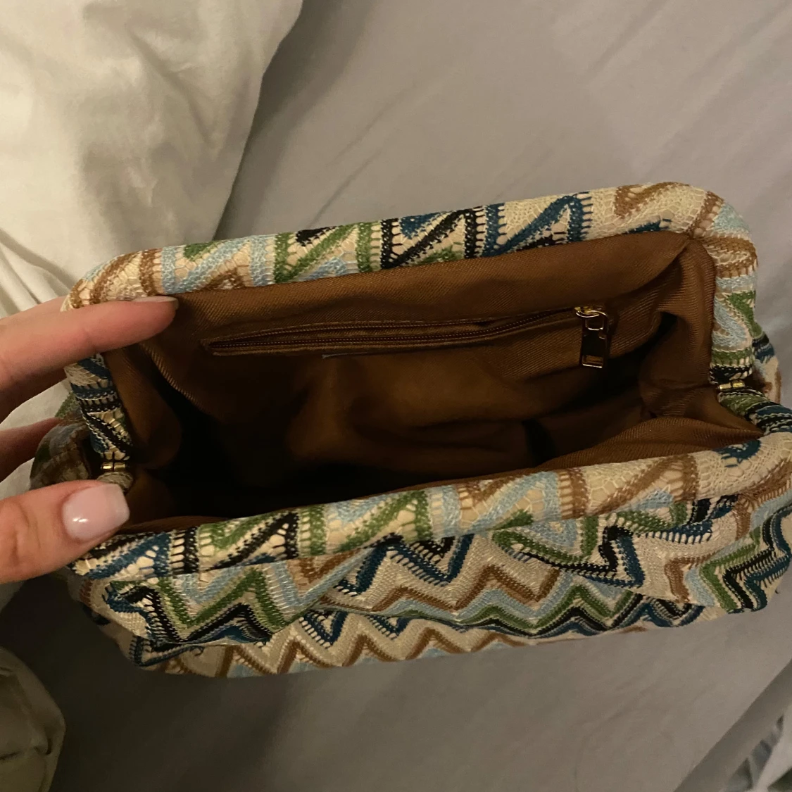 Mönstrad kuvertväska med dragkedja - 90