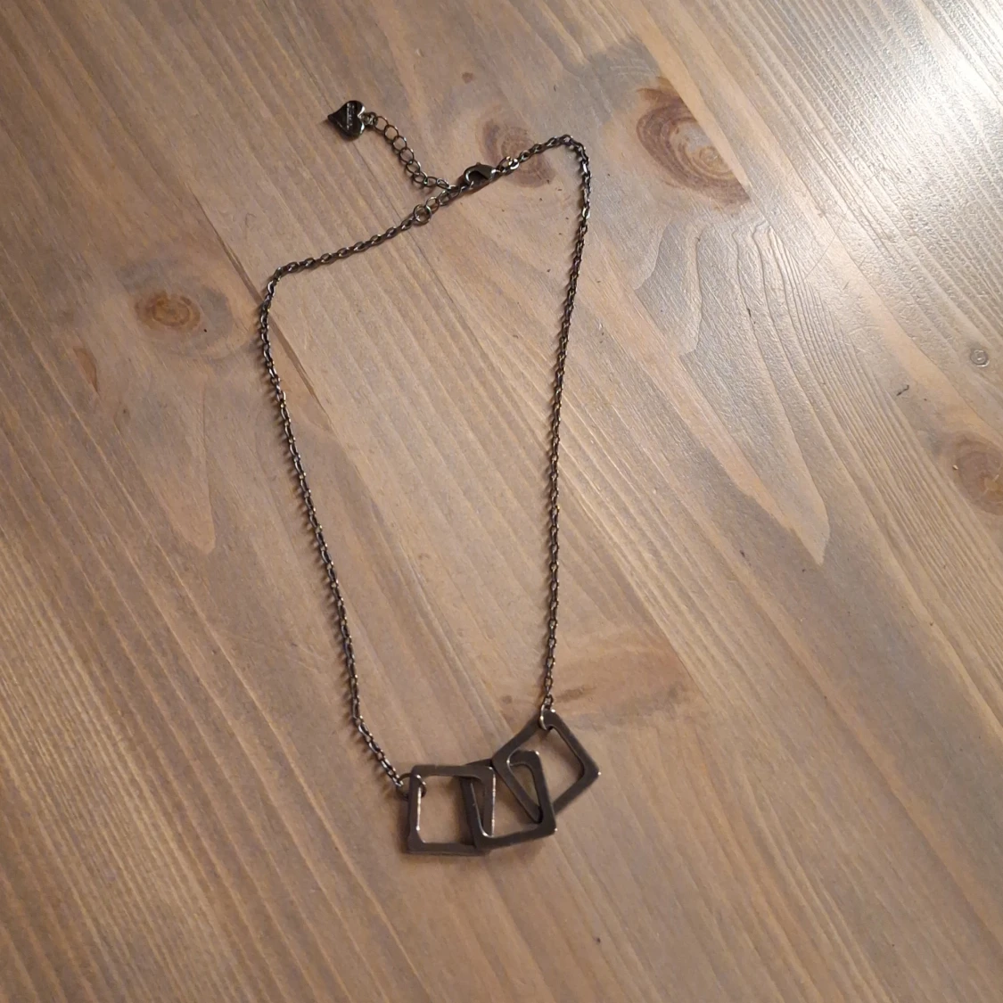 Svart halsband med geometriska former - 90