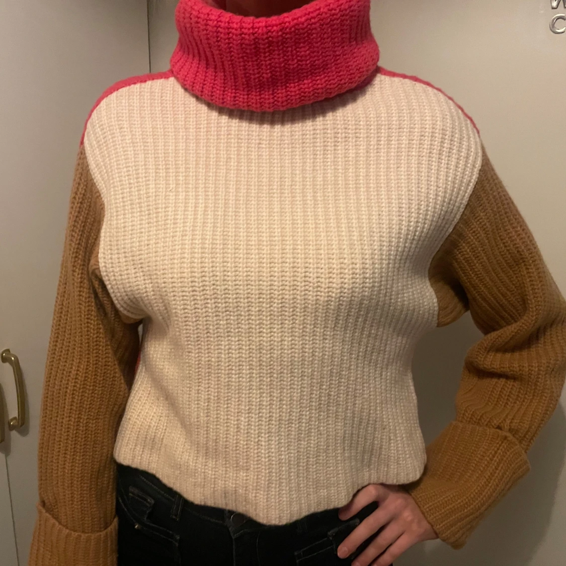 Beige och rosa stickad polotröja