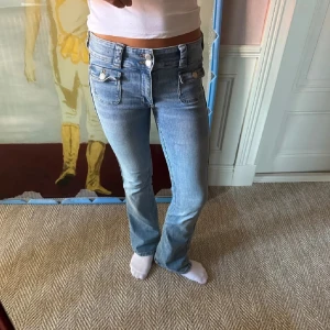 Blå jeans med fickdetaljer - Snygga blå bootcut jeans från h&m i st 164💕 säljer pga att de har inte kommit till så mycket användning och är för små.💕