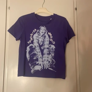 Lila t-shirt med tryck - Säljer en lila t-shirt med ett tryck av 'Veronica Maggio' och den är i 100% bomull. Köpte den i sommars på konsert (2024) använd endast en gång!