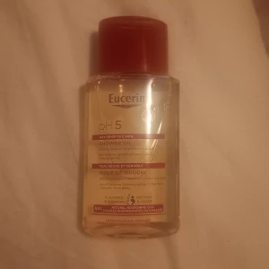Eucerin pH5 Shower Oil - Eucerin pH5 Shower Oil för torr och känslig hud. Innehåller naturliga vårdande oljor och Dexpanthenol för att skydda hudens naturliga barriär. Flaskan rymmer 100 ml. Oanvänd. 
