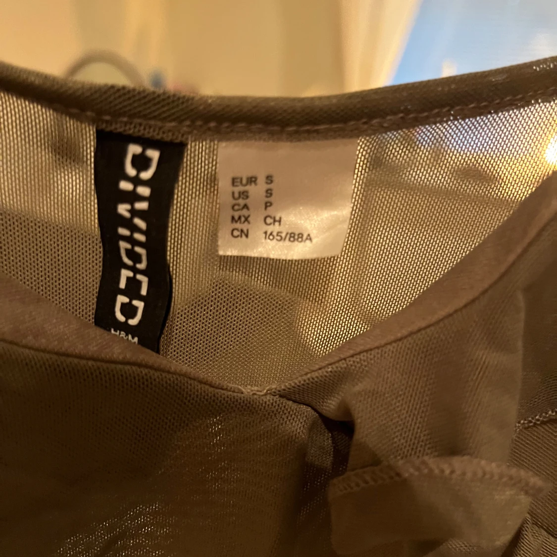 Olivgrön topp från Divided - 91