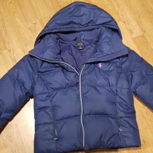 Ralph lauren jacka  - Polo ralphlauren jacka i marinblått strl xl barn som motsvarar XS (16) Dragkedjan har tidigare varit trasig men är nu lagad, kan vara lite trög i början. Fråga gärna om fler bilder pris kan diskuteras