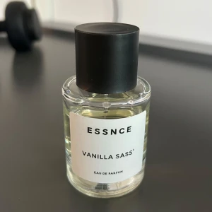 Vanilla Sass Eau de Parfum från Essnce - 50ml. Förvarad mörkt och svalt, 80% kvar. Doften har en söt och kryddig vaniljton, perfekt för dig som älskar varma och inbjudande dofter. Doftar likt Burberry Goddess. 