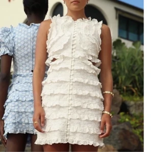 Vit ärmlös klänning med volanger - Snygg vit ärmlös klänning med volanger i flera lager. Klänningen har en figurnära passform och en elegant design. Använd en gång på studenten! Så nöjd med klänningen, och du är helt klart själv med att bära den! Klänningen är vit/cremevit!