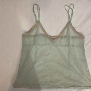 Mintgrönt nattlinne i mesh från Noa Noa - Mintgrönt superfint nattlinne i mesh från Noa Noa med beiga spetsdetaljer runt halsen💞