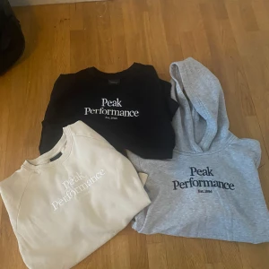 Tröjor från Peak Performance - Tre snygga tröjor från Peak Performance i olika färger: svart, beige och grå. Den grå tröjan är en hoodie med luva, medan de andra två är vanliga tröjor. Perfekta för en avslappnad stil. Storlek 160/xs på alla  90kr st/250 för alla. Priset går att diskuteras.