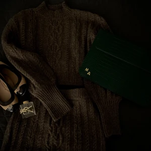 Brun stickad tröja med kabelmönster - Mysig brun stickad tröja med kabelmönster från NA-KD. Tröjan och den matchande kjolen skapar en perfekt outfit. Det är storlek M på både kjolen o tröjan. 💖