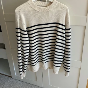 Randig stickad tröja - Jätte gullig fin Randig tröja som passar till de mesta💕💕