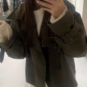 Grön trenchcoat ifrån hm - Snygg trenchcoat/tunn kappa, inga defekter🤍strl M men passar xs/s