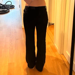 Svarta bootcut jeans - Snygga svarta bootcut jeans . Perfekta för en stilren look. Urtvättat svarta i färgen.