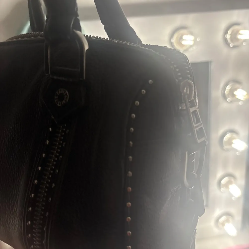 Säljer min svarta sunny bag då den inte kommer till användning. Vissa nitar har blivit missfärgade ( som man kan se på bilderna) men syns inte i verkligheten. Skriv för frågor eller mer bilder💕, kan även mötas upp i Stockholm . Priset kan diskuteras . Laukut & Käsilaukut.