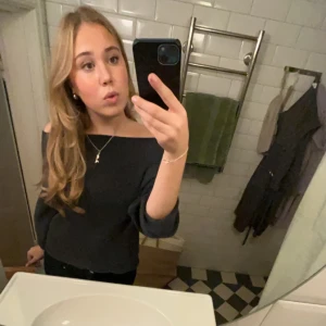 Off Shoulder tröja - Grå/blå off shoulder tröja köpt här på plock men i bra skick. Strl S/M. Hör av er vid frågor💕