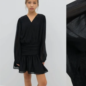 Svart/glittrig omlottklänning - Superfin klänning från Gina som passar till festliga tillfällen💗I storlek 170