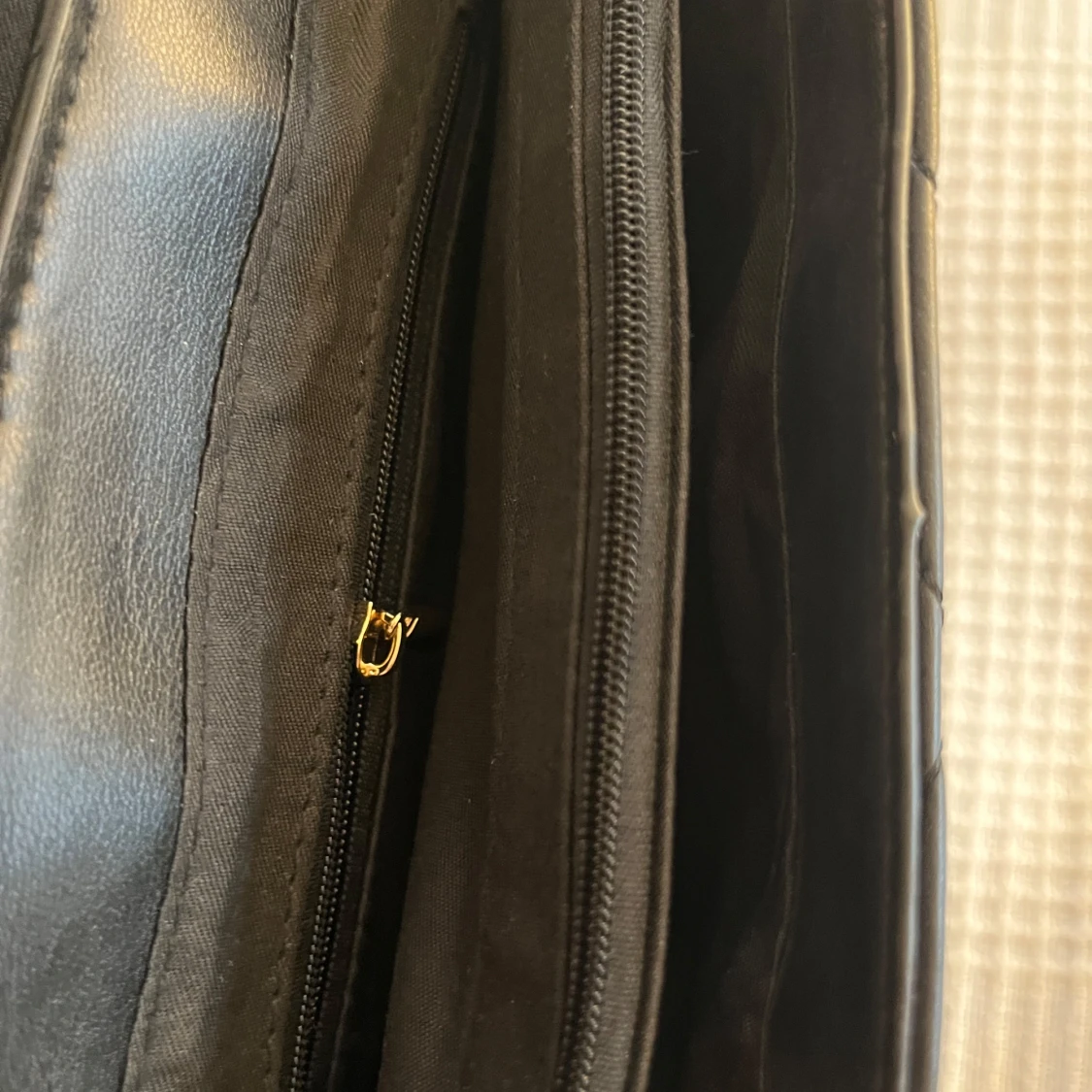 Svart quiltad axelväska med gulddetaljer - 91