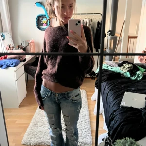 Brun stickad tröja - Mysig brun stickad tröja med en avslappnad passform. Perfekt för kyligare dagar och ger en skön och varm känsla. Tröjan har långa ärmar och en enkel design som gör den lätt att matcha med olika outfits. Alpaca ull så väldigt varm 