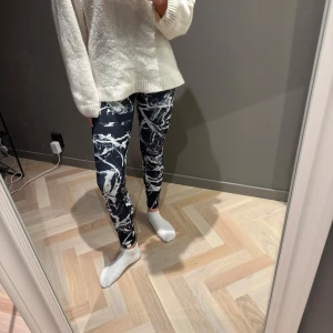 träningskläder  - Säljer dessa snygga träningsbyxor från stronger 🤍🖤