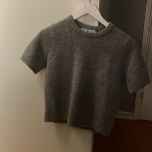 Stickad t shirt  - Säljer denna tröja från Zara efter som den inte används. Den är i bra skick.