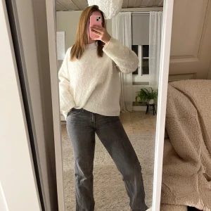 Grå jeans - Jeans från Weekday i modellen ”Arrow Low Straight Jeans” i storleken W29 L34! Sparsamt använda!!