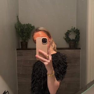 Svart topp med textur från Zara - Snygg svart trekvart fest topp från Zara. Aldrig använts och är i perfekt skick🤍🤍 den är gjort på ett lätt och luftigt material 🩶