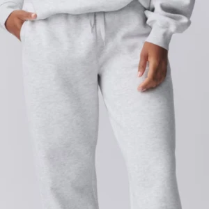 Grå mjukisbyxor med snörning - Säljer mina helt nya och Gråa mjukisbyxor från Gina tricot då dom inte passade. Pris kan diskuteras 💕