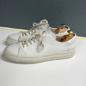 Vita sneakers med snörning - Säljer ett par vita sneakers med klassisk snörning. Skorna har en stilren design med en låg profil och är perfekta för en avslappnad look. Flitigt använda därmed priset. Nypris 1700 