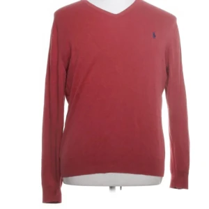  Ralph Lauren, Röd tröja/pullover - Mörk röd tröja från Ralph Lauren med klassisk v-ringning och broderad logga på bröstet. Klassisk och skön design.