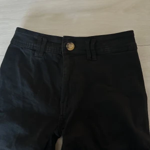 Lågmidjade svarta jeans - OTROLIGT snygga lågmidjade jeans som tyvärr är för små för mig. Har själv sytt om de till lågmidjade. Egentligen är de i S men då de från grunden var högmidjade så passar de nog mer för en XS eller XXS eller t.o.m. XXXS