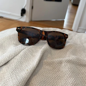 Ray bans - Tja säljer mina skit snygga ray bands tror det är ray ban boyfriend men är inte säker köpta för 1400kr och har bara använt dom fåtal gånger det är bara att kontakta om ni har funderingar 😁