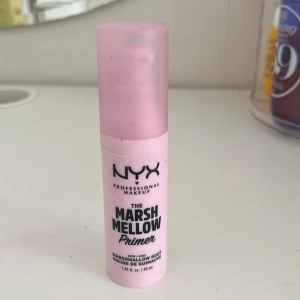 NYX Professional Makeup Marshmellow Primer - NYX Professional Makeup Marshmellow Primer i en ljusrosa flaska. Denna primer är känd för sin mjuka och jämna applicering, perfekt för att förbereda huden inför smink. Innehåller marshmallowrot-extrakt för en len finish. Har bara använt två eller tre gånger så finns mycket kvar i den .