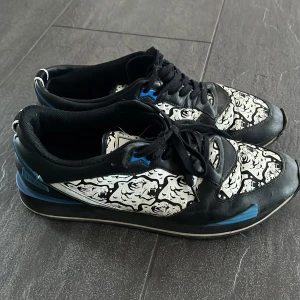 Kenzo skor - Säljer mina Kenzo skor i storlek 44, de kommer inte till användning. Orginal box tillkommer. Con: 7/10, mest smutsiga. Priset är inte hugget i Sten. 