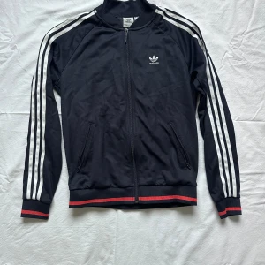 Adidas jacka  - Mörkblå adidas jacka  Vid köp av flera varor får du rabatt 💛
