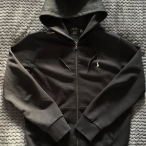 Svart ralph Lauren zip tröja - Skick är 10/10 ser helt ny ut Inga defekter bara använd ett fåtal gånger. Priset kan diskuteras vid snabb affär😊