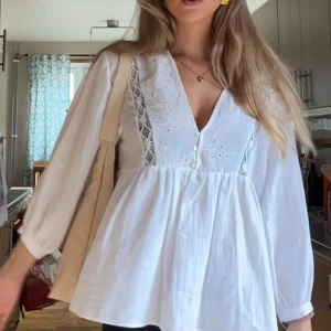 Vit blus med broderidetaljer - Vit blus från Zara💕storlek XS, men passar mig som har S❤️‍🔥