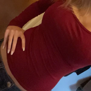 Topp - Snygg vinröd långärmad topp, använt fåtal gånger. Inga defekter eller liknande. Skriv för fler frågor!!💕