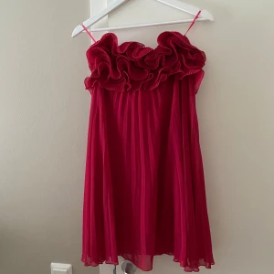 Klänning zara - Säljer denna populära & slutsålda axelbandslösa klänningen från zara! I en mörkrosa färg 