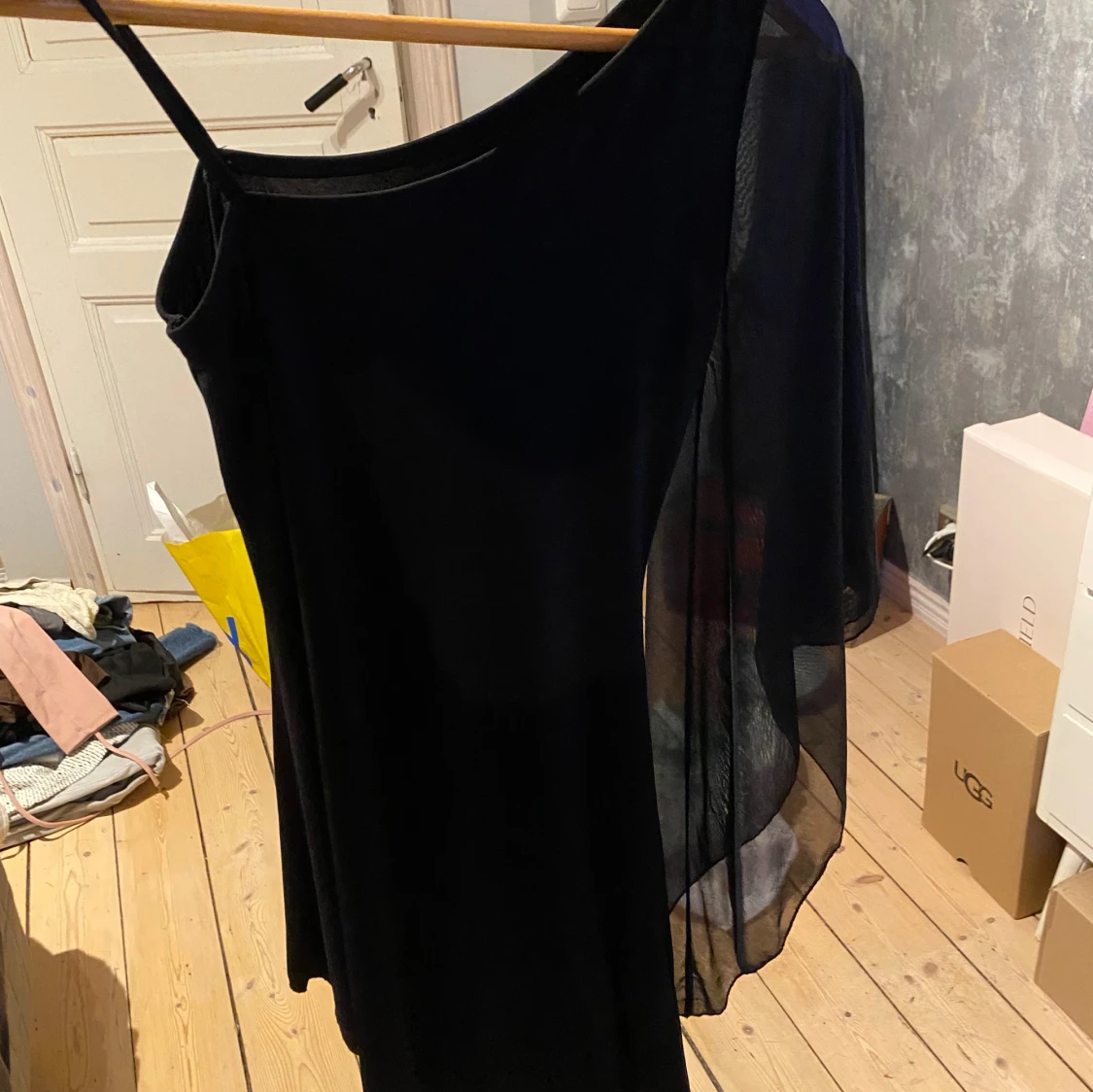 Svart oneshoulder klänning - 91