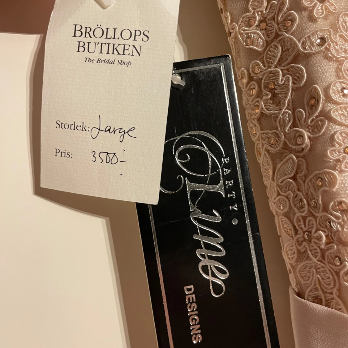 Champagnefärgad långklänning med spetsdetaljer - 4